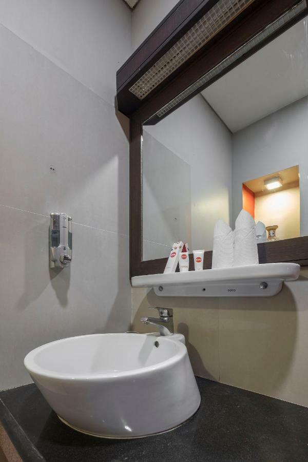 Oyo 821 Hotel Dinasti Makassar Exterior foto