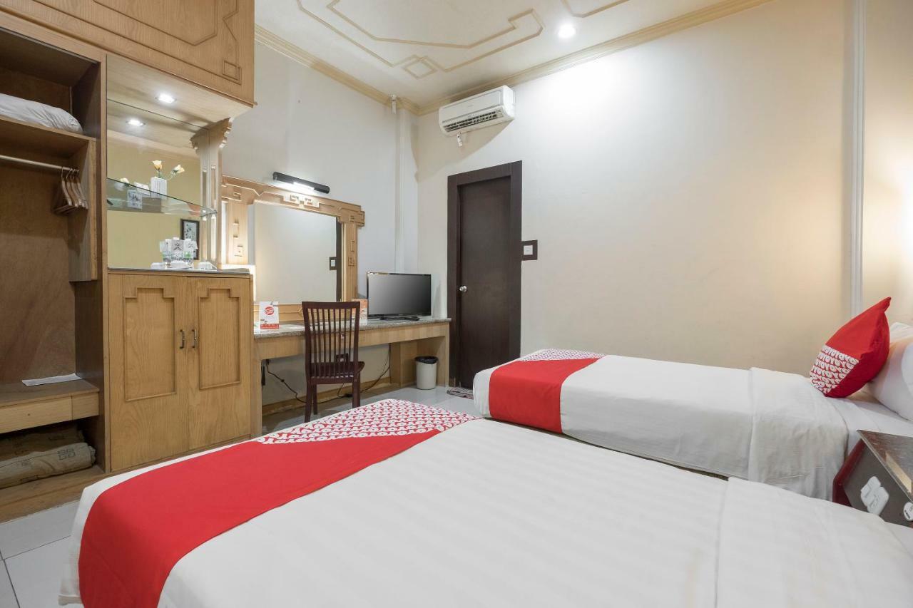 Oyo 821 Hotel Dinasti Makassar Exterior foto